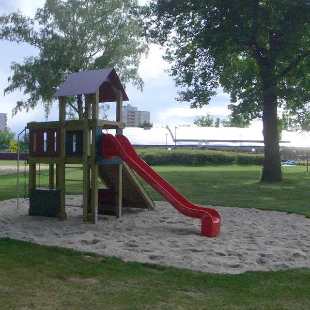 Kinderrutsche auf der Liegewiese