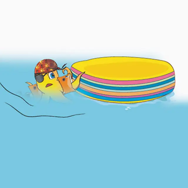 Fisch mit rundem, bunten Objekt im Wasser.