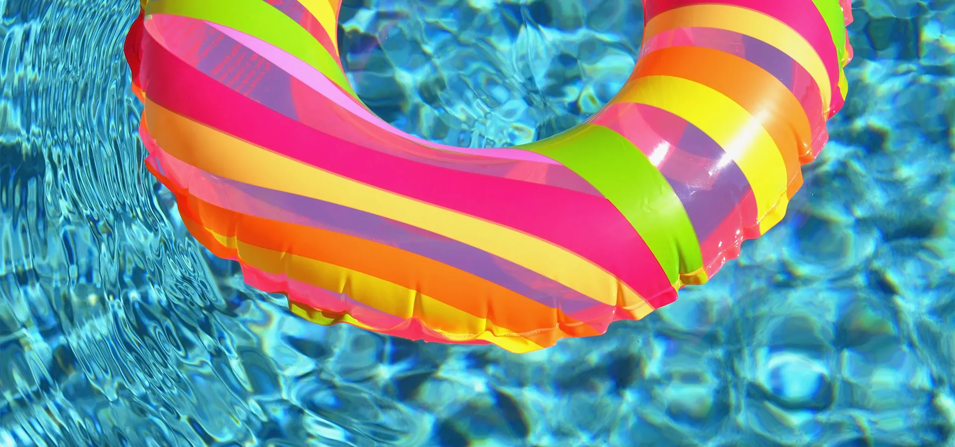 ein bunter Wasserreifen schimmt im Becken