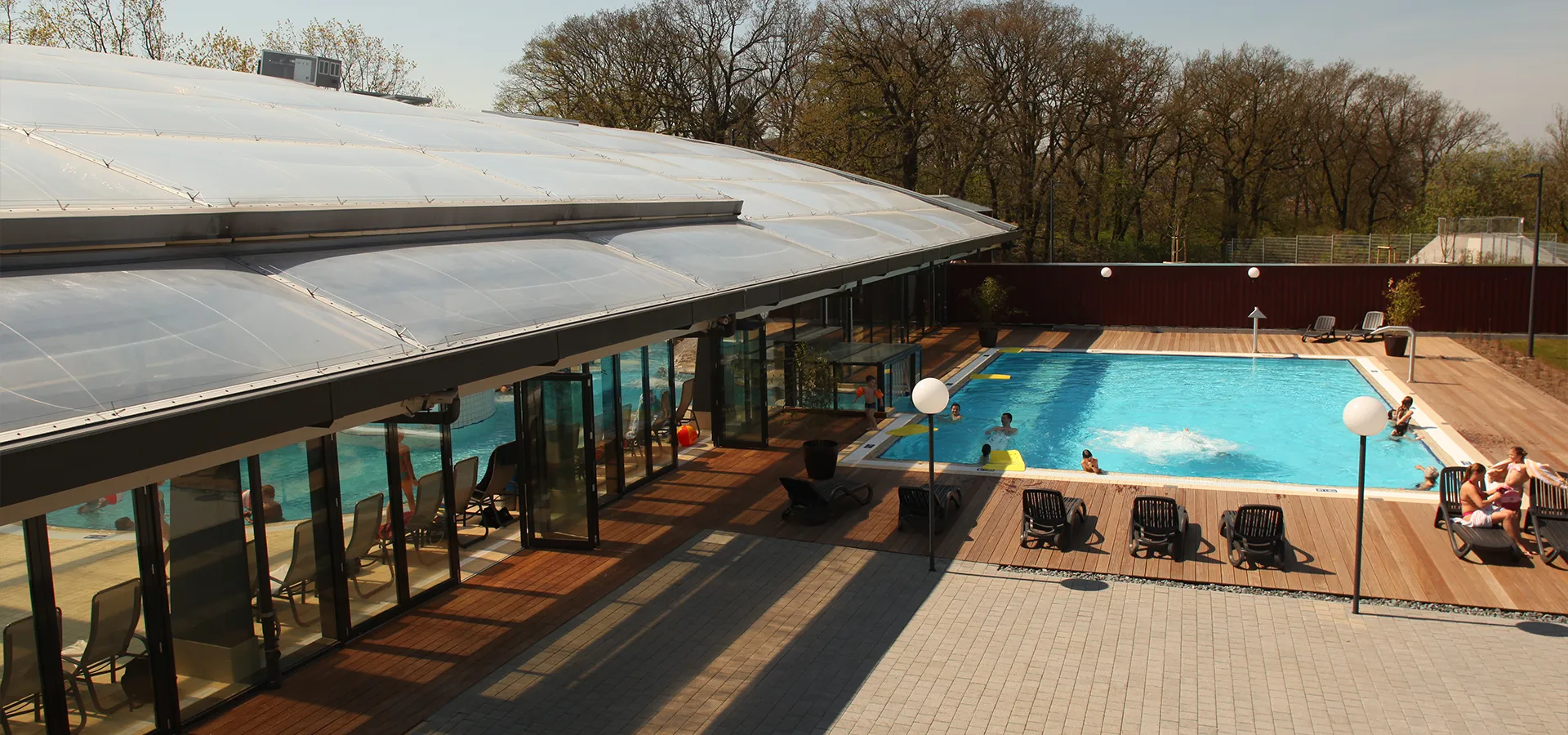 Luftaufnahme vom Aussenbecken