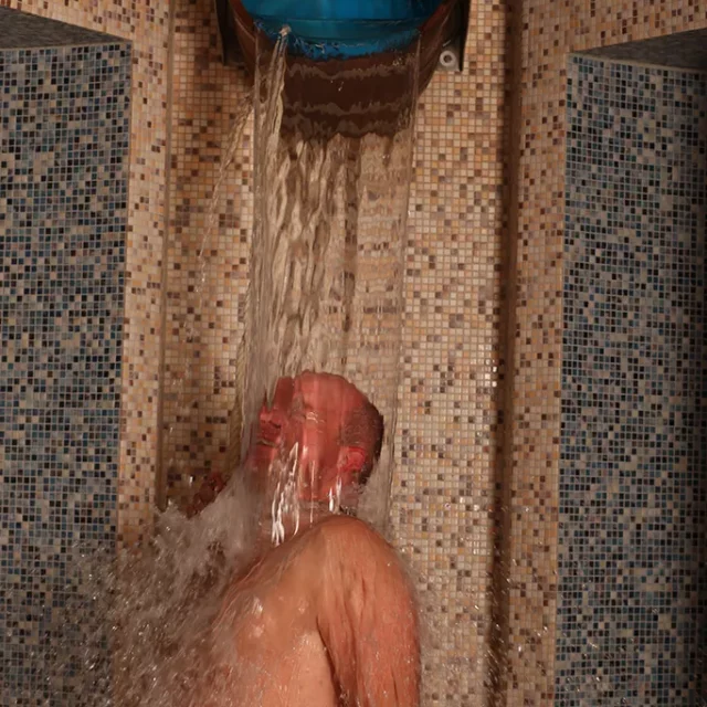 ein Mann steht unter der Schwalldusche
