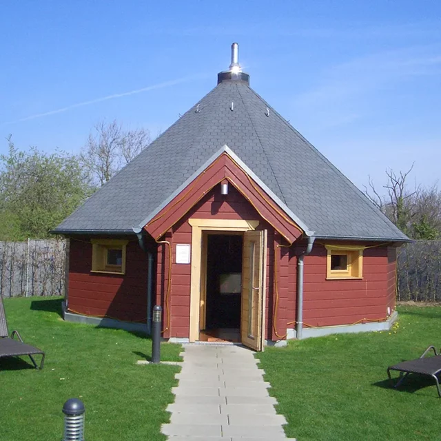 mehreckiges Ruhehaus im Saunagarten