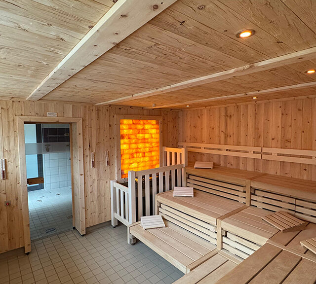 Salz-Aroma-Sauna mit Kiefernzirbholz und Salzsteinen an der Rückwand